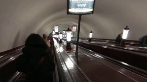Спуск в метро в Санкт-Петербурге