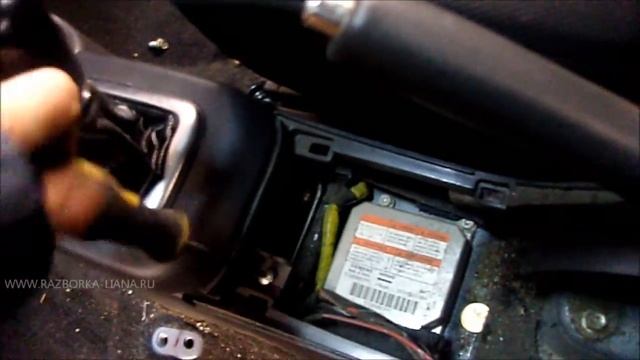 Как снять консоль между кресел Suzuki Liana, Aerio смотреть онлайн