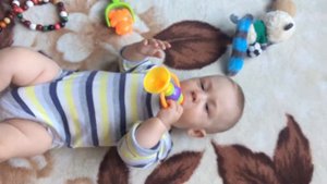 Ребенок 6 месяцев играет на дудочке Развитие ребенка