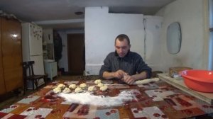 КАК ЖИВУТ ЛЮДИ В ГЛУХОЙ ДЕРЕВНЕ, ИСПЕК ПИРОГИ ........