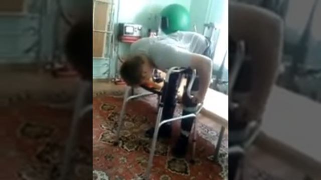 Спинальник. Встать и идти с ходунками в ортезах / Спинальник. Встать и идти с ходунками в ортезах