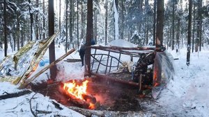 Как переночевать зимой в лесу в - 28 | Костер Нодья | Правильное укрытие
