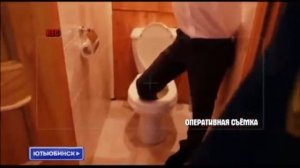 Парень застрял ногой в унитазе