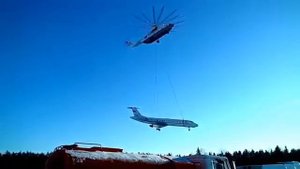 Вертолёт ми-26 поднимает ту -134. Вот это МОЩЬ!!!