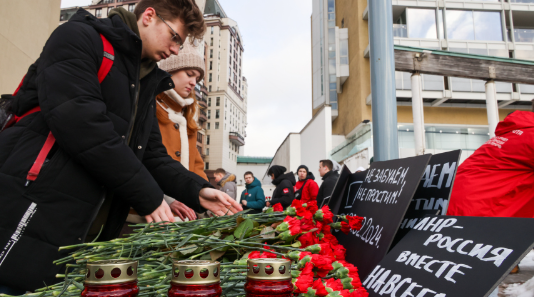 «Не простим»: в РФ появляются стихийные мемориалы в память о жертвах обстрела ВСУ в Лисичанске