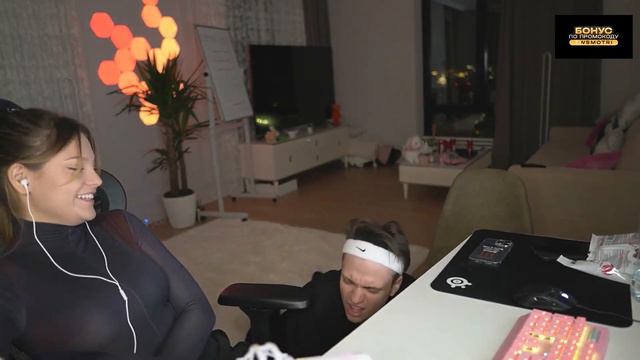 Buster ласкает под столом киску Дилары смотреть онлайн