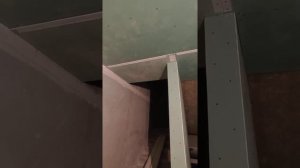 Лестничный проем второго этажа зашит гипсом) ч.2