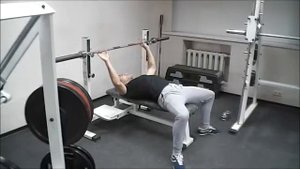 Жим лежа на горизонтальной скамье. Правильная техника упражнения и возможные ошибки.
