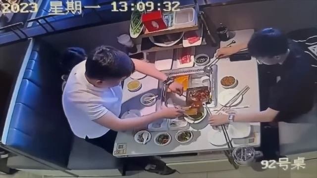 На скрытые камеры наблюдения попало такое , что нужно обязательно увидеть.

#Развлекательно