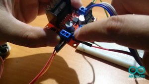Arduino и L298N. Робот объезжает препятствия