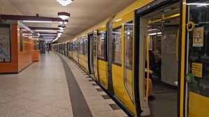U-Bahn Berlin Bahnhof Friedrich-Wilhelm-Platz von der U-Bahn Linie U9 mit H97 und H01 von der BVG