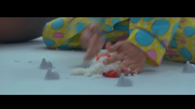 Его заперли в комнате с тысячей кнопок, каждая из которых создает случайный предмет