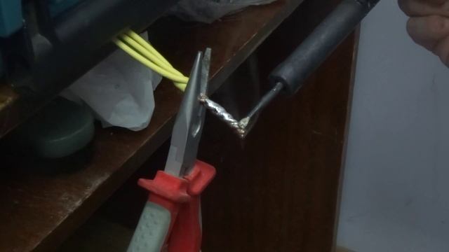 пайка скрутки обычным паяльником в условиях приближенных к боевым.