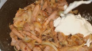 Бефстроганов из свинины в сметанном соусе Сочное мясо обалденный вкус.mp4