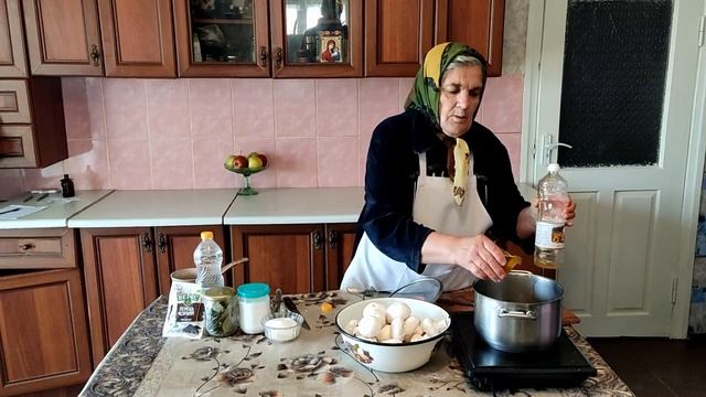 Высаживаем кустарники и деревья. Бабушка готовит шампиньоны в маринаде. Сельская жизнь смотреть онлайн