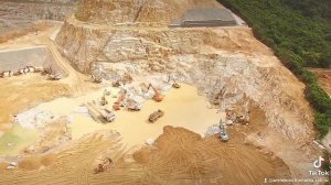 Разработка карьера. Вид с квадрокоптера .