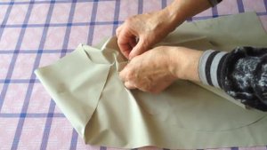 Плащевка. Прорезной карман. Сколоть нельзя, можно склеить.