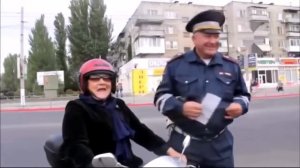 Веселая бабка на мотоцикле! прикол! очень смешно!