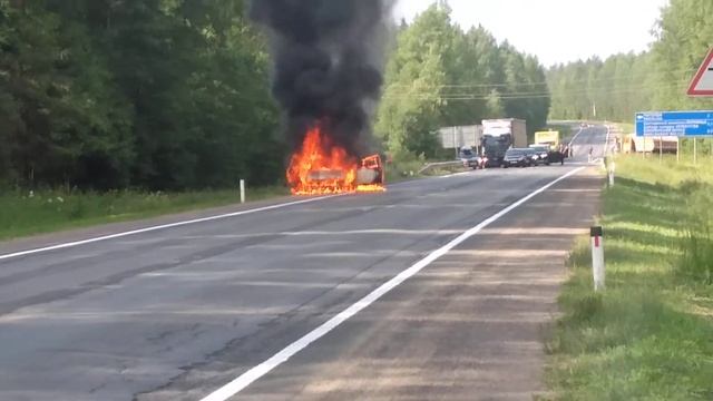 сгорела машина на трассе у тихвина. смотреть онлайн