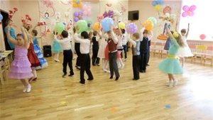 Танец с шарами и цветами на 8 марта.Подготовительная группа.Муз.рук.Е.Рабская.