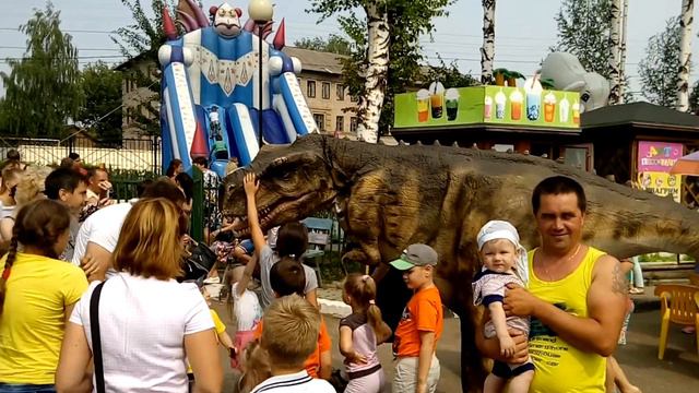 "Настоящий" динозавр развлекает детишек в Костроме смотреть онлайн