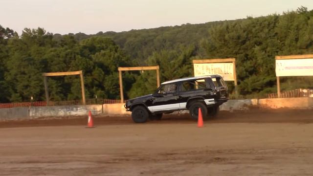 The Mason Dixon Fair Tough Trucks 2016: Trevor Myers Subaru Brat vs Jeep Cherokee смотреть онлайн