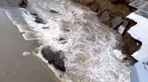 Земляная дамба разрушилась у моста в Томске из-за разлива реки _ Паводок 2024
