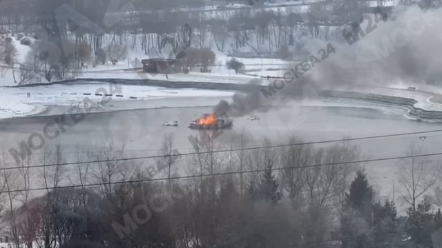 Ещё кадры пожара на судне в районе Братеево - Москва 24