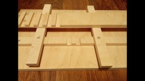 Приспособление для ручного фрезера. Фрезеровка пазов через одинаковые расстояния.