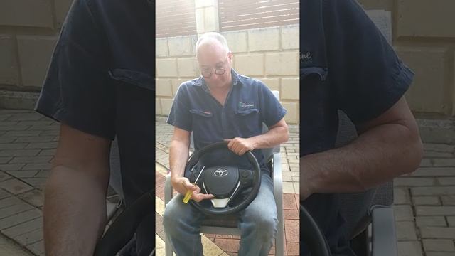 ZRE182 Corolla: How to remove the steering wheel airbag from a 180 series Corolla. 2012-2018. смотреть онлайн