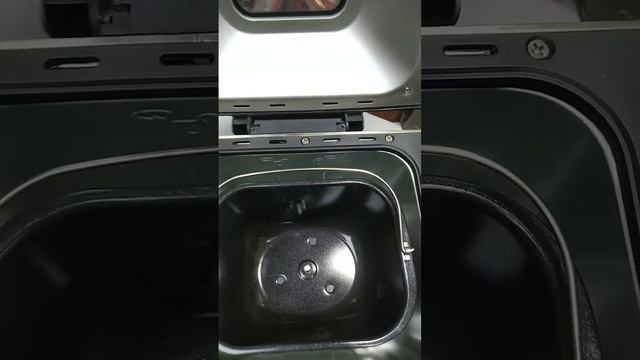 Как снять крышку с хлебопечки Redmond RBM-M1910. смотреть онлайн