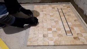 Укладка мозаики в душевой зоне. Мозаику нарезал сам из остатков травертина.
