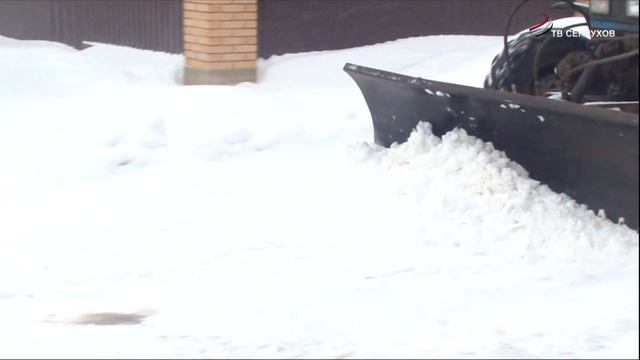 Порядка 100 машин спецтехники вышли на уборку снега в Серпухове смотреть онлайн