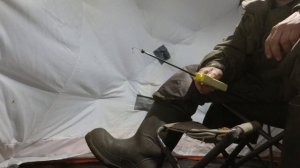 Рыбалка на рипуса по последнему льду на Первом озере. Поклевки крупным планом.