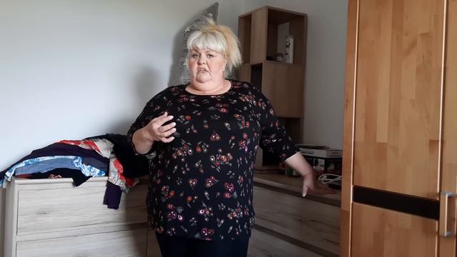 ГЕРМАНИЯ🇩🇪.УКРАИНСКИЕ🇺🇦 БЕЖЕНЦЫ.ПРИМЕРКА ВЕЩЕЙ ДЛЯ ПОЛНЫХ ДАМ смотреть онлайн