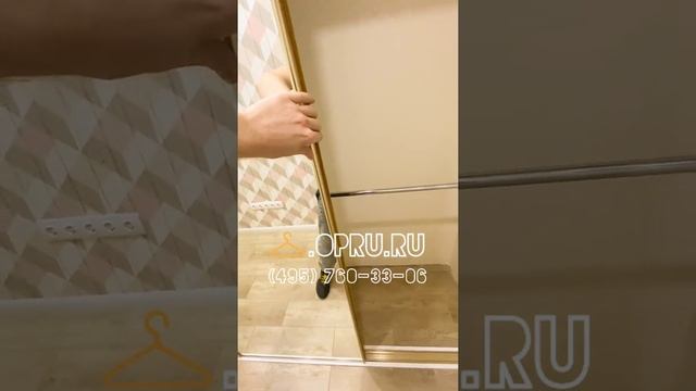 Встроенный шкаф-купе с современными зеркальными дверями. Двери-купе с узкими рамками на заказ.
