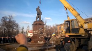 в Днепродзержинске снесли памятник  Ленина 22.02.2014