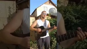 #милые зеленые глаза на гитаре