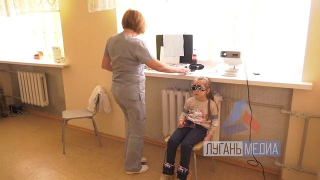 Офтальмологи Краснодарского филиала МНТК "Микрохирургия глаза " провели осмотр детей в Луганске