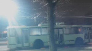 Обледенение контактной сети троллейбусной линии - троллейбус искрит в Могилёве