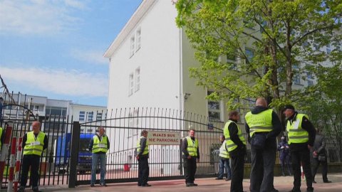 Школа при российском посольстве в Варшаве возобновит работу после майских праздников