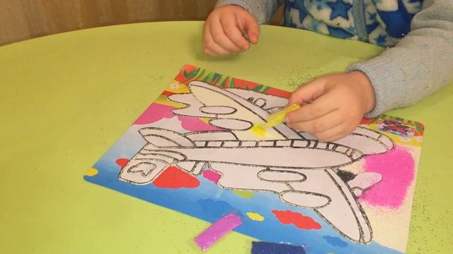 наносим разноцветный песок на рисунок и получаем красивый самолет смотреть онлайн