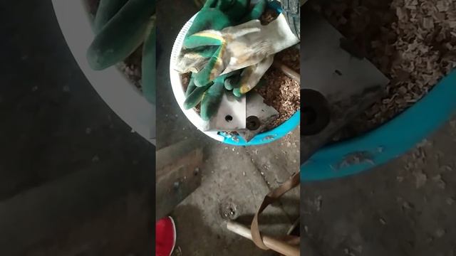 Готовимся к сезону 2024г. Подлатали щепорез , разбило вал шкива привода. смотреть онлайн