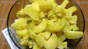 Картофельный салат с колбасой, свежими огурцами и яйцами на праздничный стол