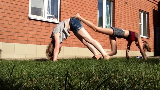 Девушки гимнастки. Гимнастические фигуры. смотреть онлайн