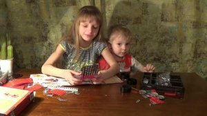 Распаковываем игрушки. Собираем железный конструктор Ретро автомобили