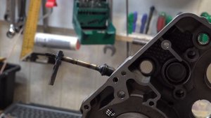 Откручиваем пробку под шестигранник слива масла со слизанными шлицами.