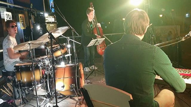 Трио Вадима Бессараба - Не Лирическое Настроение смотреть онлайн