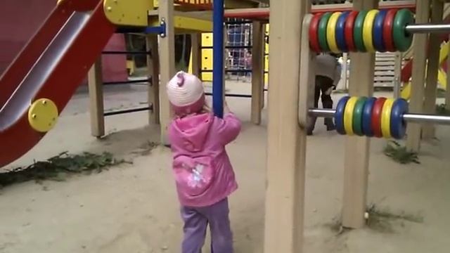 Любаша играет на детской площадке