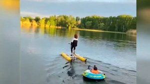 Водный велосипед. катамаран. Дети на аквабайке.